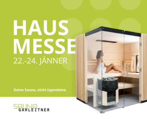Moderne Sauna mit Glasfront, darin sitzt eine Frau entspannt auf der Saunabank; daneben Text ‚Haus Messe 22.–24. Jänner‘ und Logo Sauna Gahleitner auf grünem Hintergrund